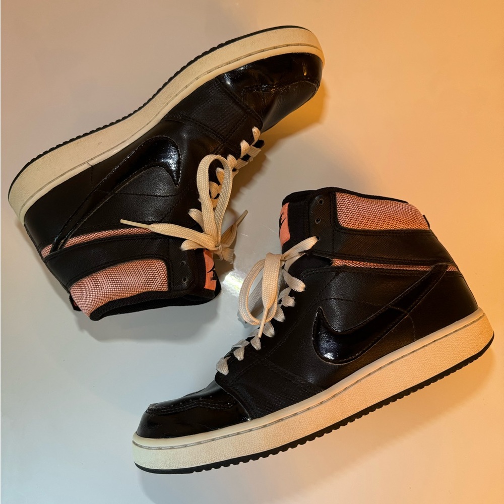 2013 Nike woman’s size 8 black and peach high top sneakers